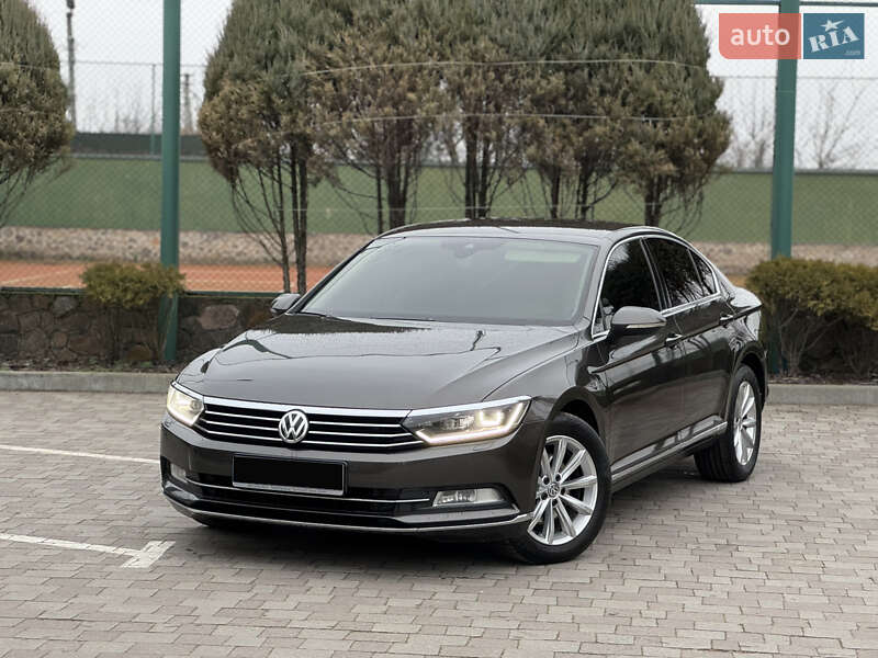 Седан Volkswagen Passat 2015 в Ровно