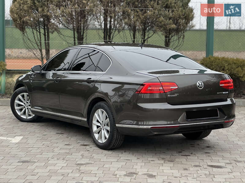 Седан Volkswagen Passat 2015 в Ровно