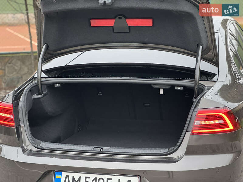 Седан Volkswagen Passat 2015 в Ровно