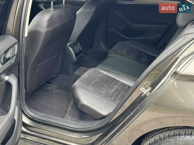 Седан Volkswagen Passat 2015 в Ровно