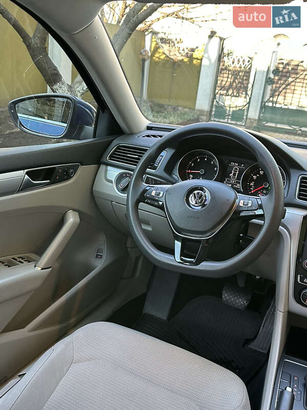 Седан Volkswagen Passat 2015 в Львові