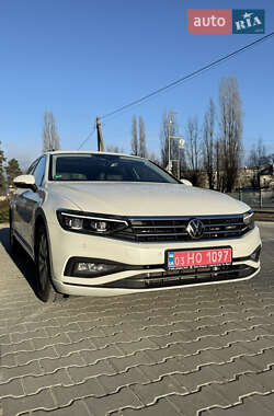 Универсал Volkswagen Passat 2022 в Вараше