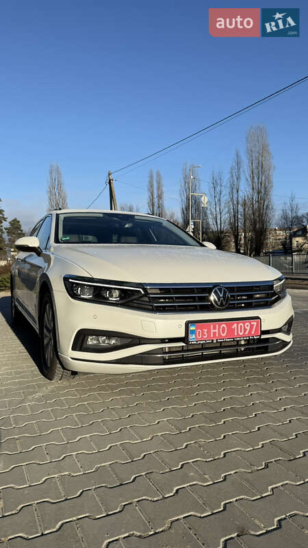 Універсал Volkswagen Passat 2022 в Вараші
