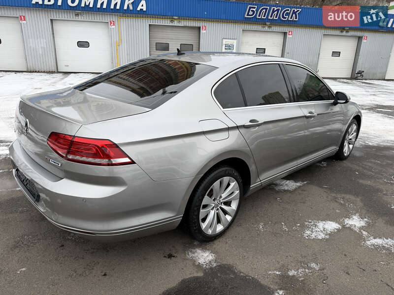 Седан Volkswagen Passat 2015 в Киеве
