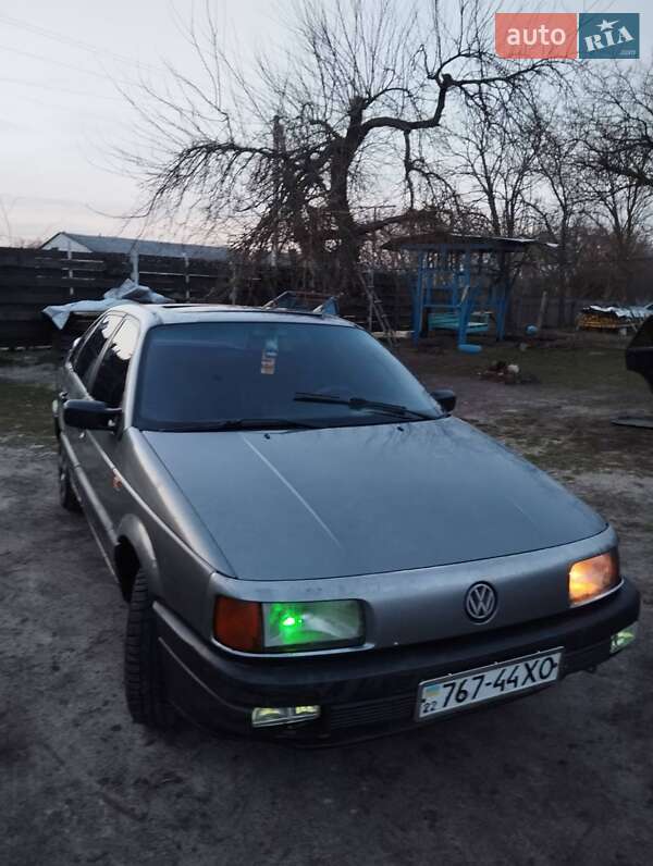 Седан Volkswagen Passat 1991 в Каневі