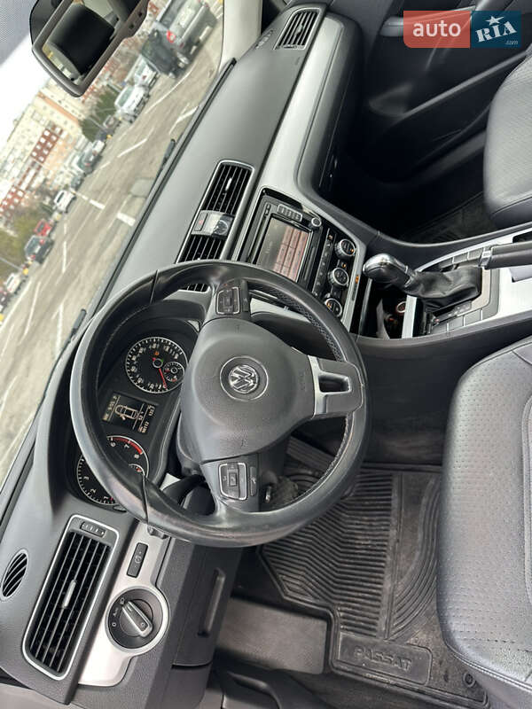 Седан Volkswagen Passat 2012 в Чернівцях