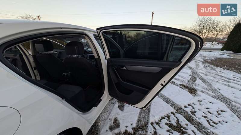 Седан Volkswagen Passat 2013 в Ивано-Франковске