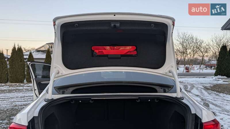 Седан Volkswagen Passat 2013 в Ивано-Франковске