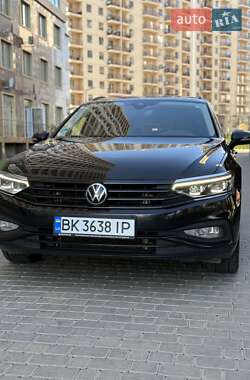 Універсал Volkswagen Passat 2021 в Одесі