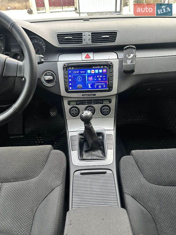 Седан Volkswagen Passat 2006 в Волочиську