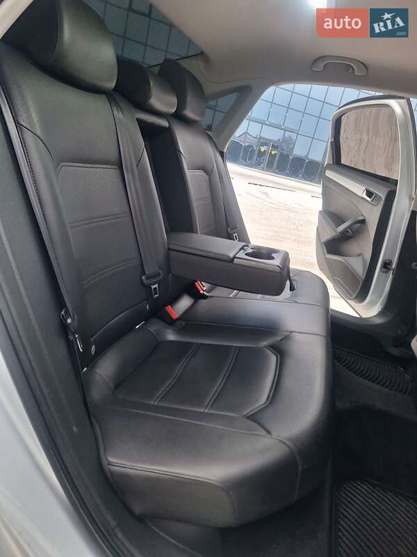 Седан Volkswagen Passat 2013 в Києві фото 31 Седан Volkswagen Passat 2013 в Києві