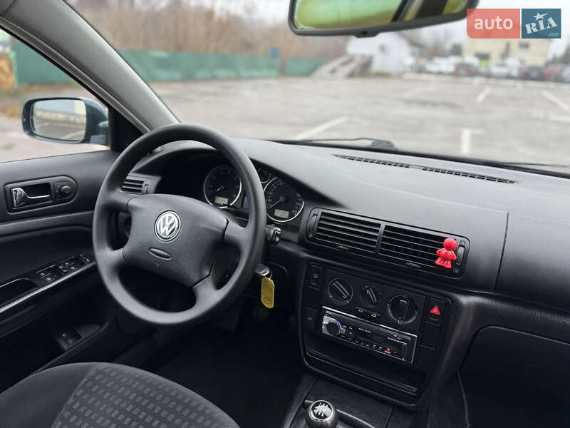 Седан Volkswagen Passat 2001 в Дубно