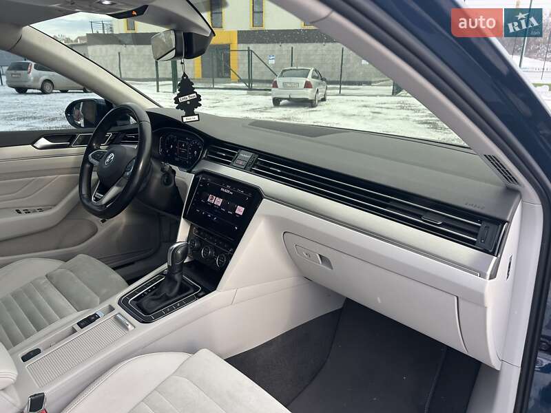 Седан Volkswagen Passat 2020 в Львові
