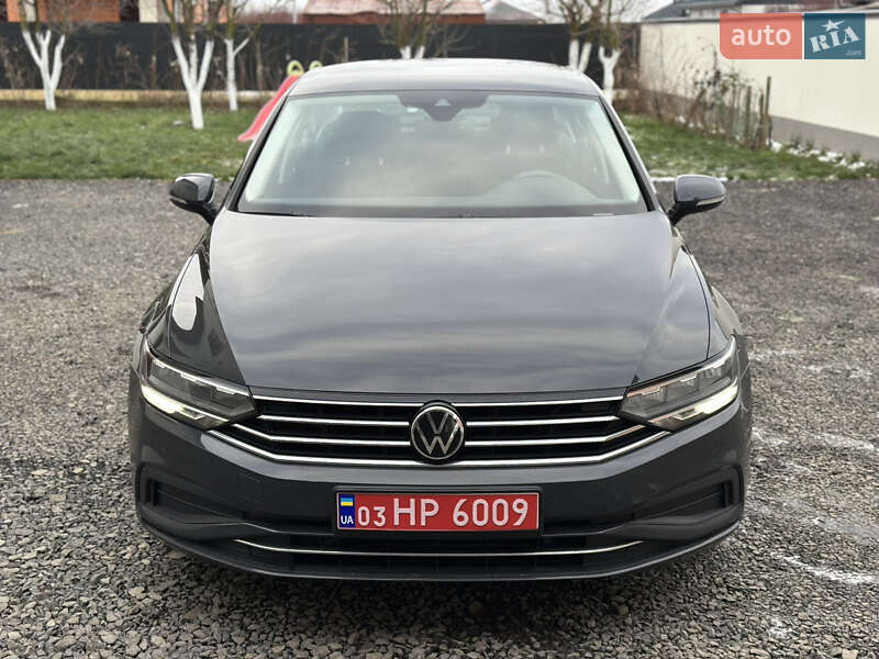 Седан Volkswagen Passat 2020 в Ужгороді