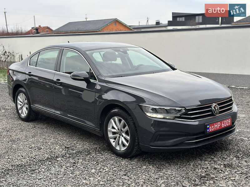 Седан Volkswagen Passat 2020 в Ужгороді