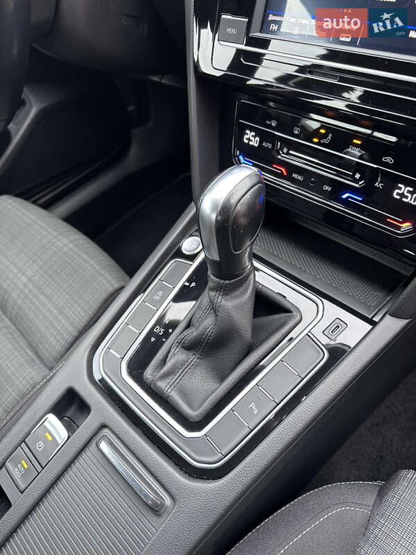 Седан Volkswagen Passat 2020 в Ужгороді