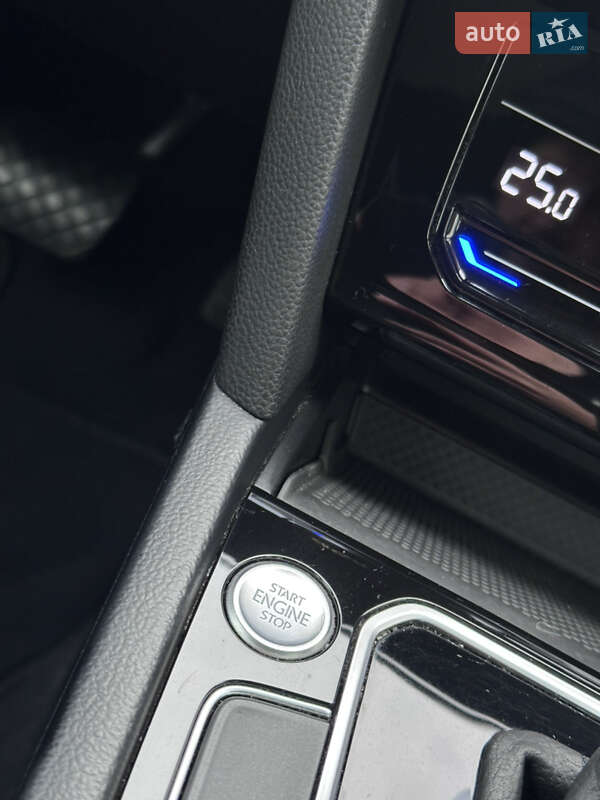 Седан Volkswagen Passat 2020 в Ужгороді