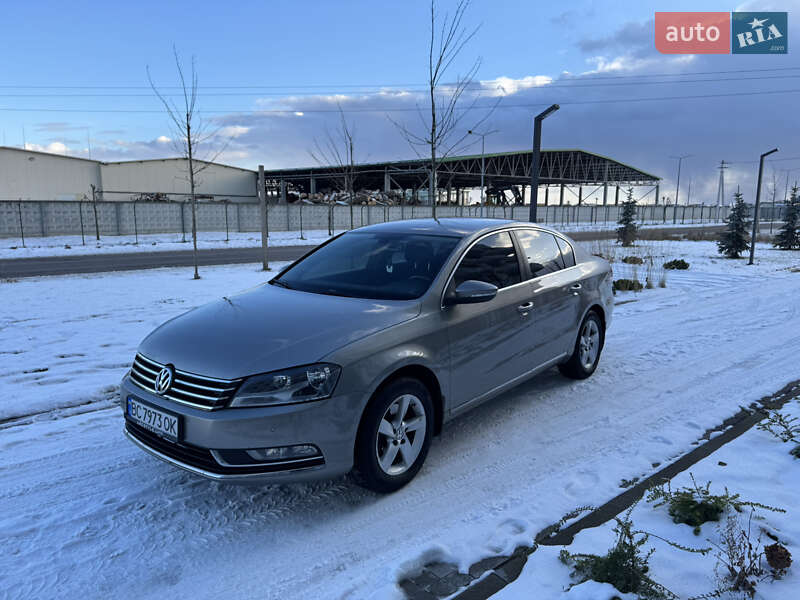 Седан Volkswagen Passat 2012 в Львове