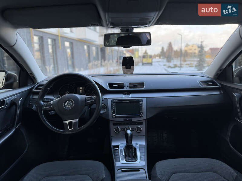 Седан Volkswagen Passat 2012 в Львове