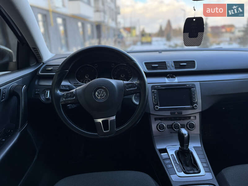 Седан Volkswagen Passat 2012 в Львове