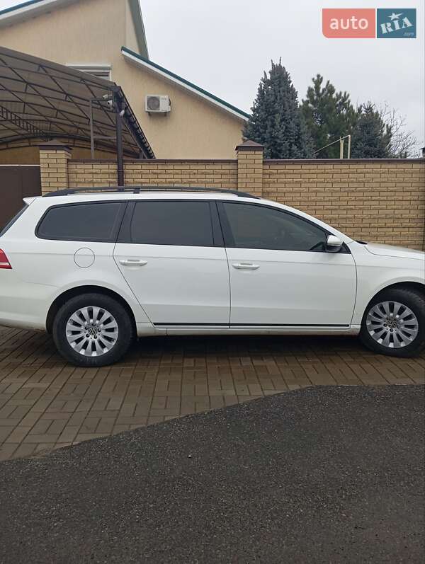 Універсал Volkswagen Passat 2012 в Дніпрі