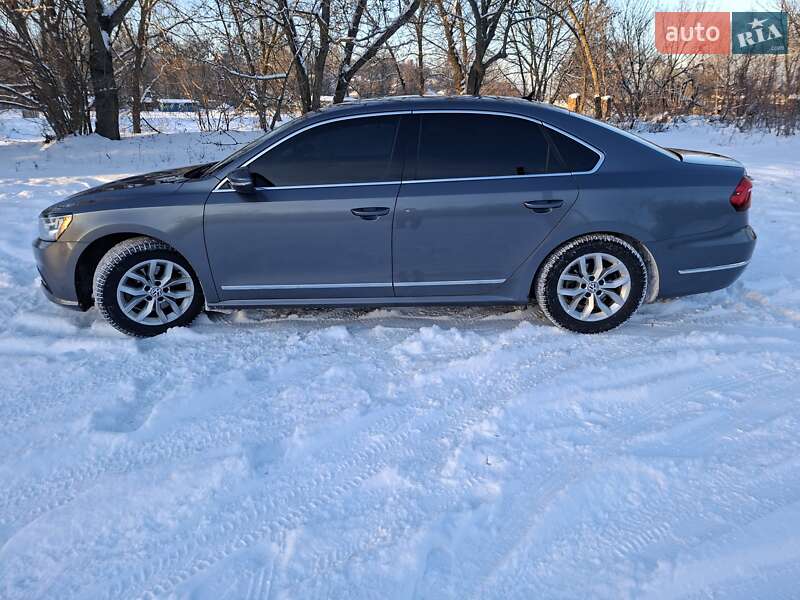 Седан Volkswagen Passat 2017 в Ромнах