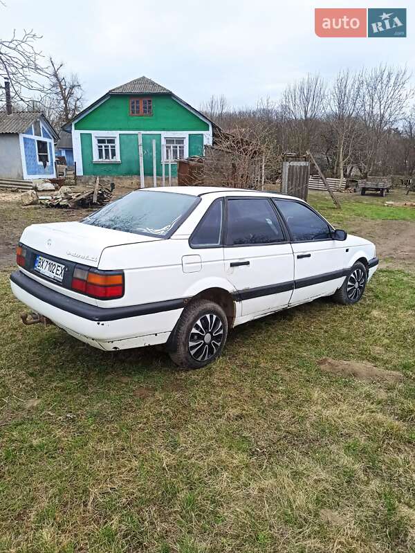 Седан Volkswagen Passat 1989 в Новій Ушиці