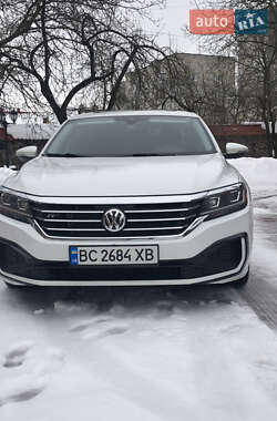 Седан Volkswagen Passat 2020 в Мостиске