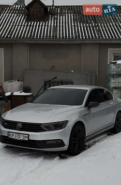 Седан Volkswagen Passat 2015 в Ровно