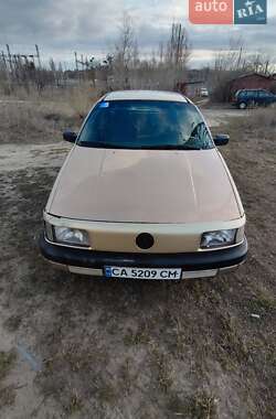 Седан Volkswagen Passat 1989 в Каневі