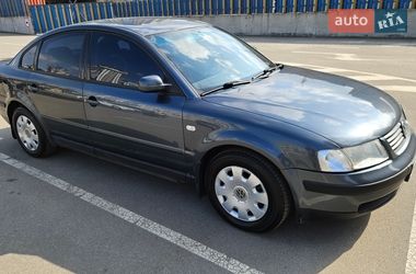 Седан Volkswagen Passat 2000 в Киеве