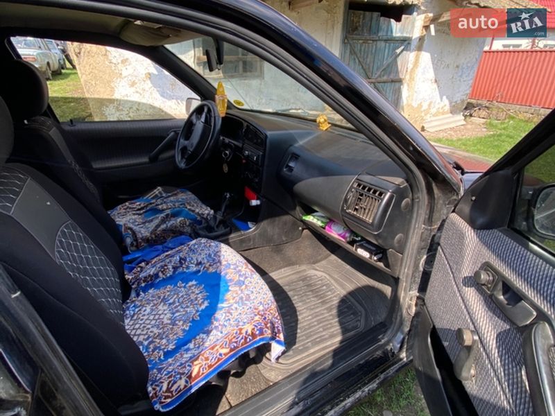 Седан Volkswagen Passat 1992 в Новоселице