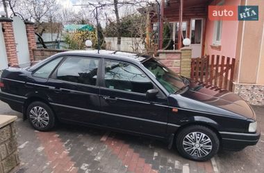 Седан Volkswagen Passat 1993 в Острозі