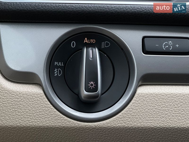 Седан Volkswagen Passat 2015 в Львове