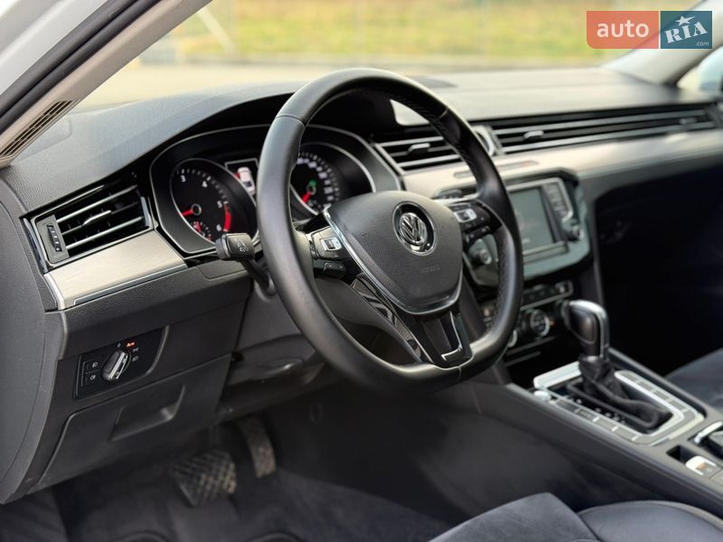 Седан Volkswagen Passat 2016 в Калуші