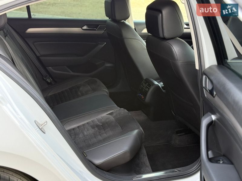Седан Volkswagen Passat 2016 в Калуші