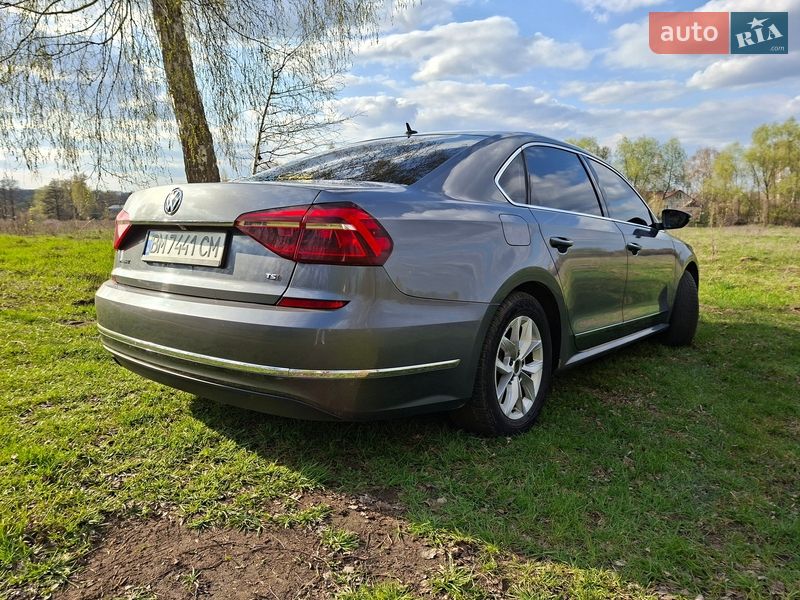 Седан Volkswagen Passat 2017 в Ромнах