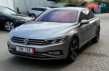 Седан Volkswagen Passat 2019 в Ужгороді