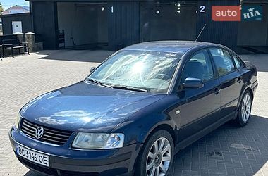 Седан Volkswagen Passat 1998 в Сокале