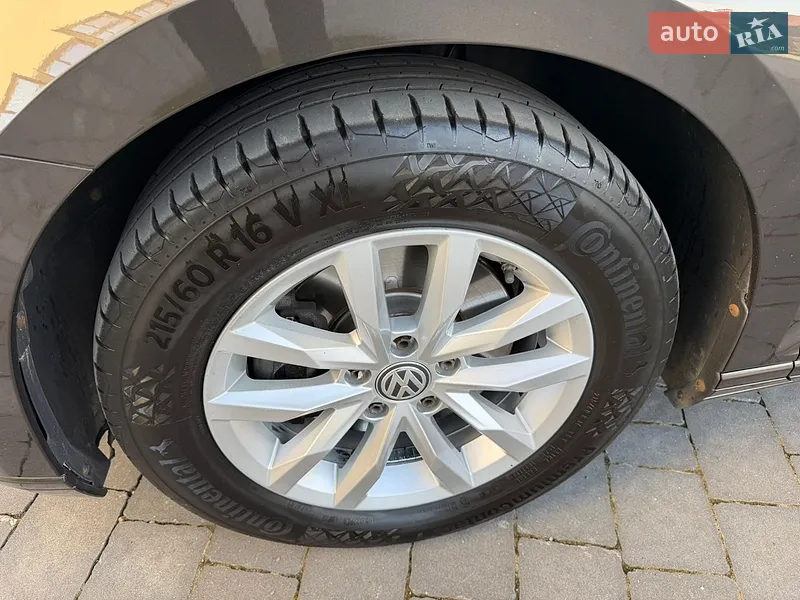 Volkswagen Passat 2017 VIN WVWZZZ3CZJE117175 фото оголошення 13 з 116