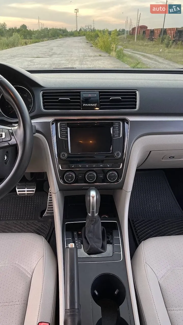 2017 Volkswagen Passat - мініатюра 24