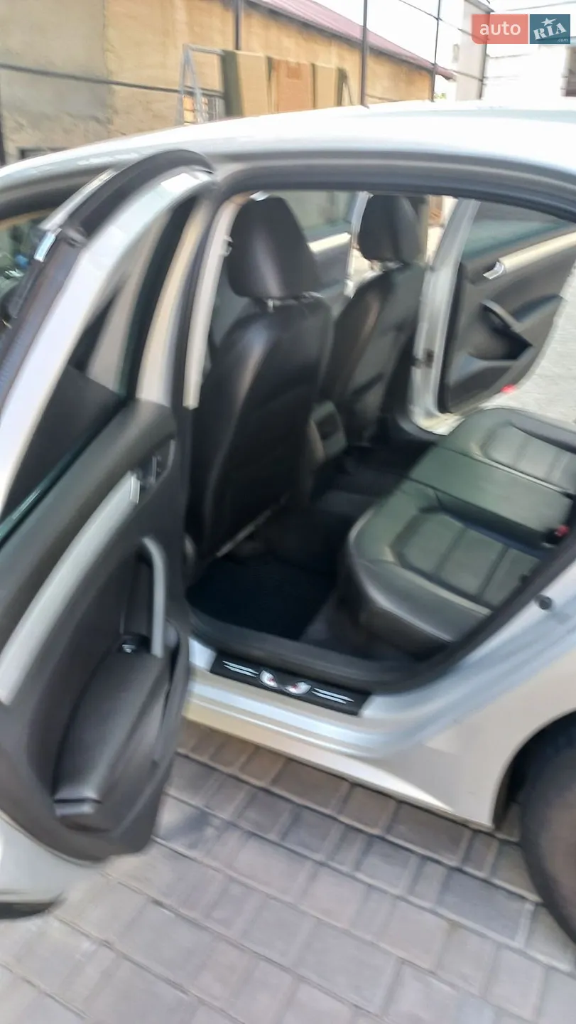 2011 Volkswagen Passat - мініатюра 16
