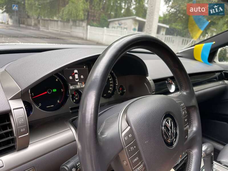 Седан Volkswagen Phaeton 2011 в Кременчуці