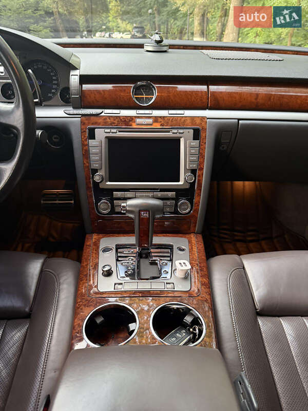 Седан Volkswagen Phaeton 2011 в Сваляві