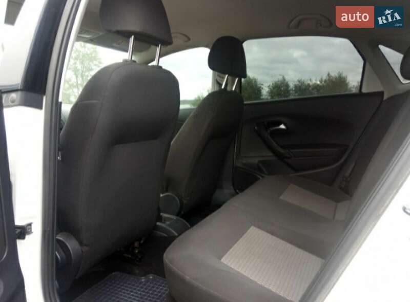 Седан Volkswagen Polo 2013 в Старій Вижівці