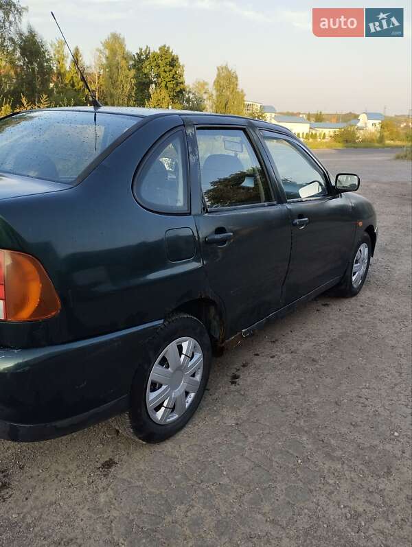 Седан Volkswagen Polo 1997 в Новом Роздоле