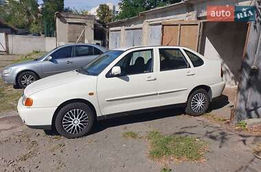 Седан Volkswagen Polo 1999 в Киеве