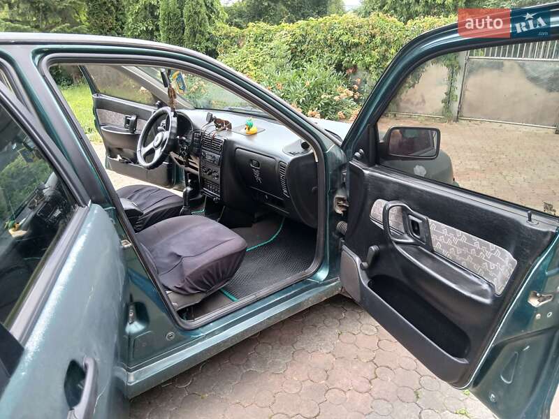 Седан Volkswagen Polo 1996 в Чернівцях