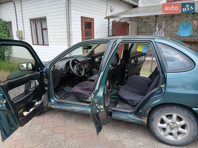 Седан Volkswagen Polo 1996 в Чернівцях