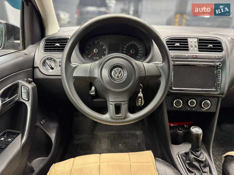 Седан Volkswagen Polo 2011 в Черновцах